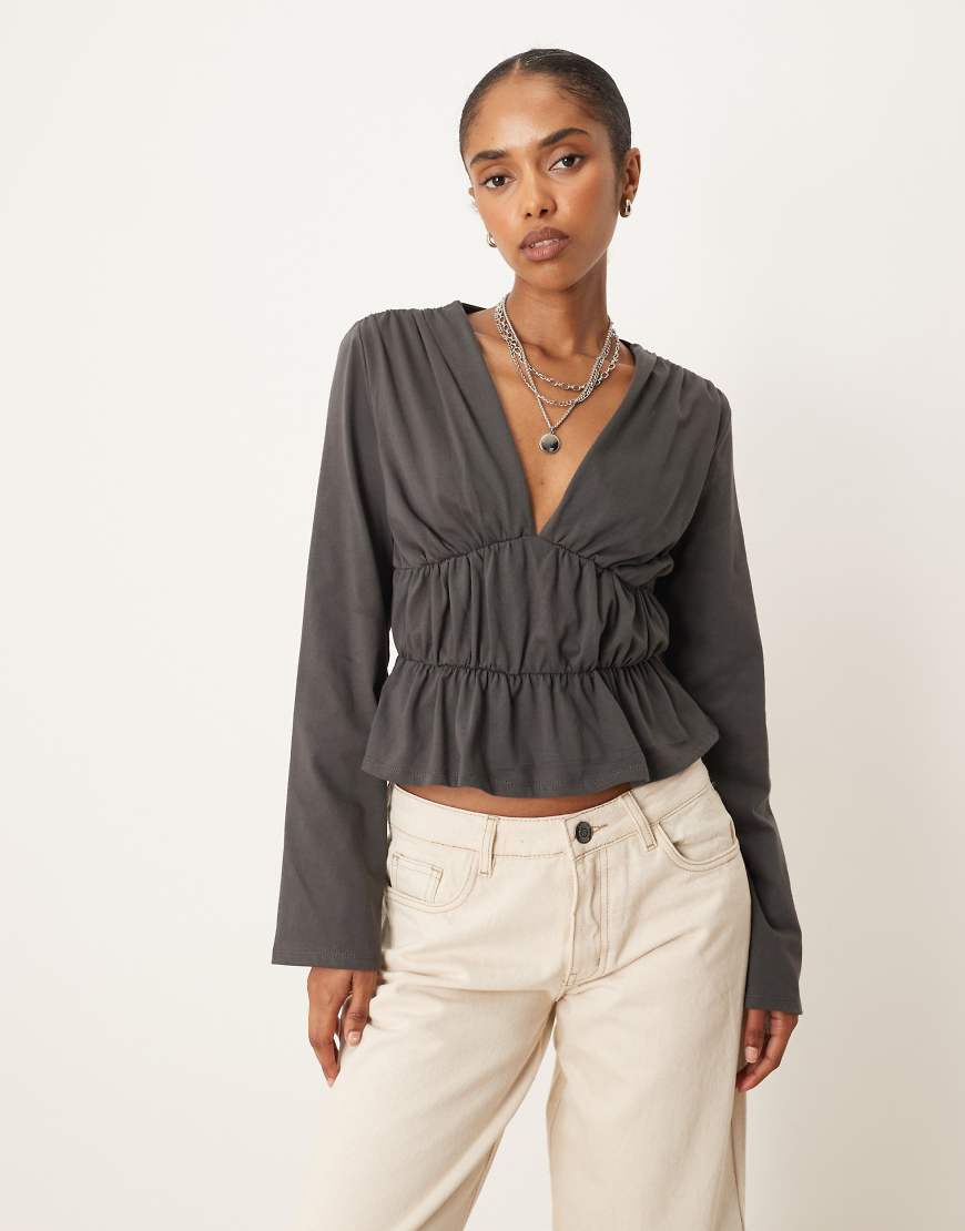 ASOS DESIGN - Langärmliges T-Shirt in Rabenschwarz mit Rüschen von ASOS DESIGN