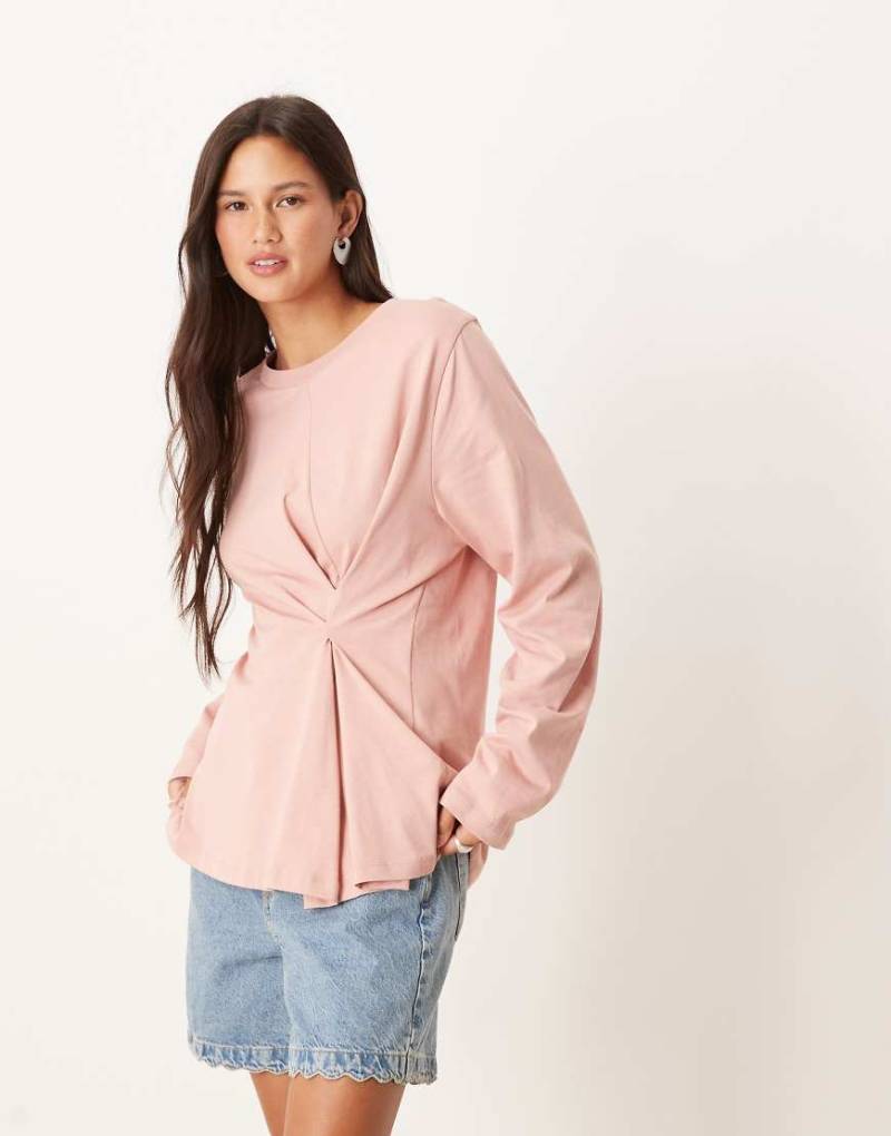 ASOS DESIGN - Langärmliges T-Shirt in Rosa mit abgenähtem Detail von ASOS DESIGN
