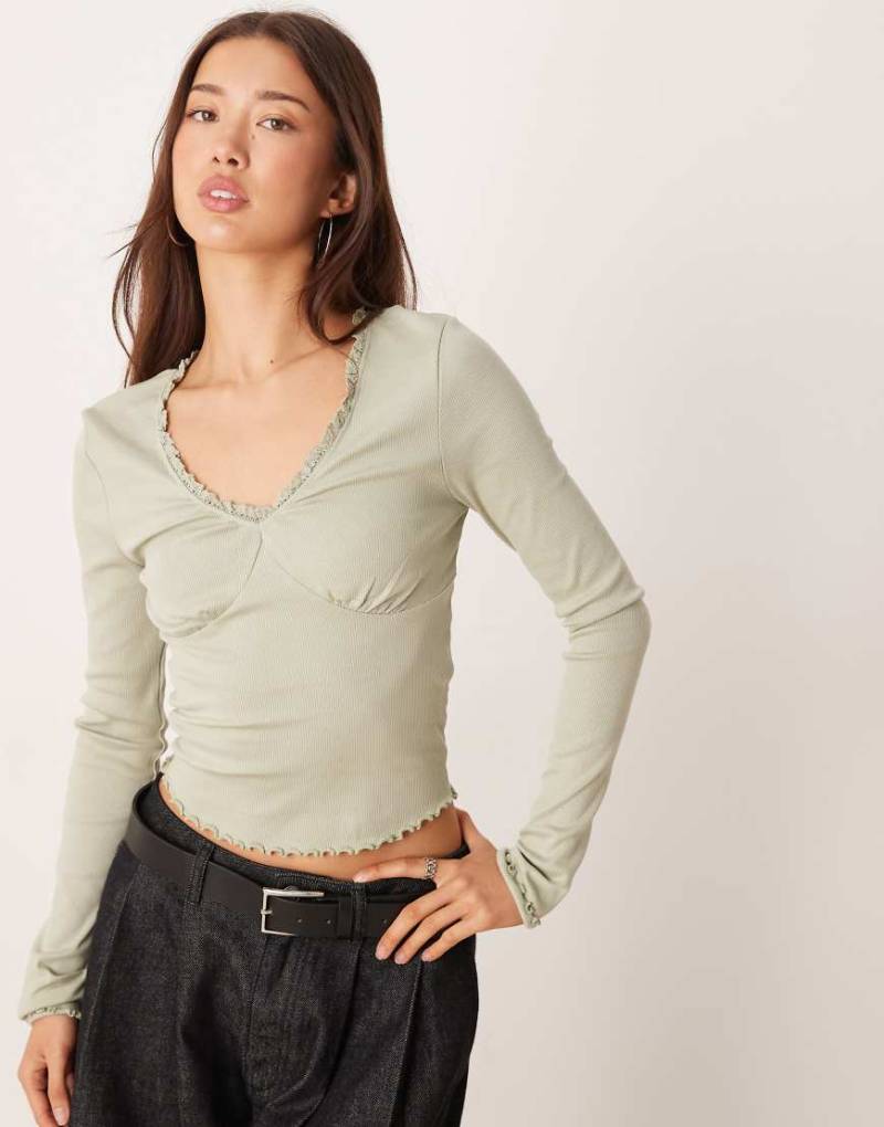 ASOS DESIGN - Langärmliges T-Shirt in Salbeigrün mit V-Ausschnitt und Spitzenborte von ASOS DESIGN