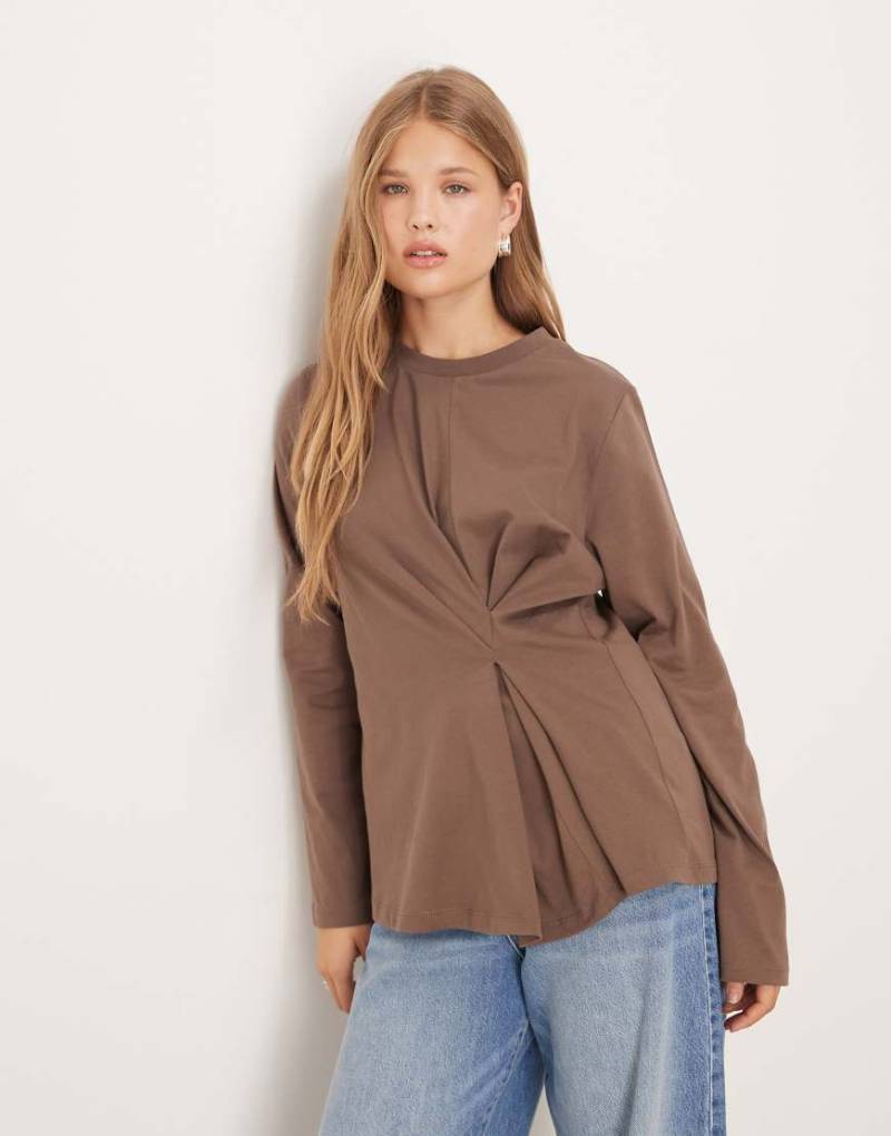 ASOS DESIGN - Langärmliges T-Shirt in Schokobraun mit Biesendetail-Brown von ASOS DESIGN