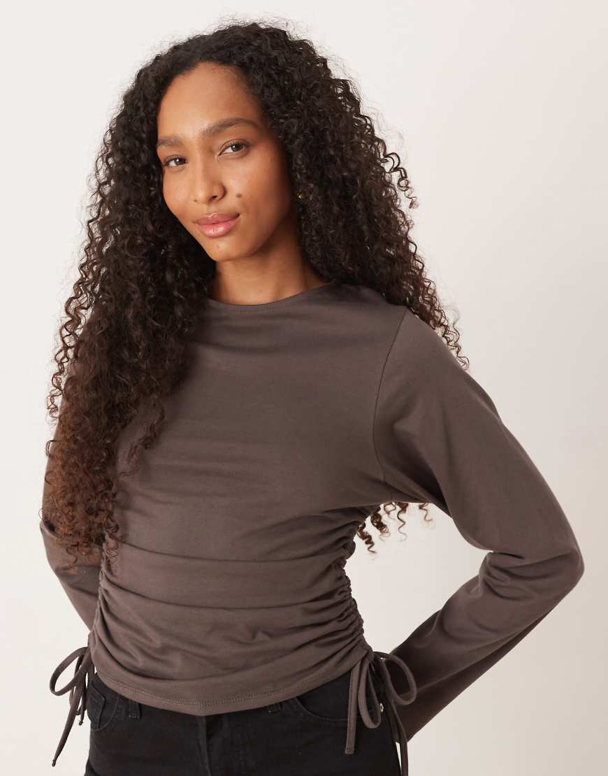 ASOS DESIGN - Langärmliges T-Shirt in Schokobraun mit seitlicher Raffung und Schnürung-Brown von ASOS DESIGN
