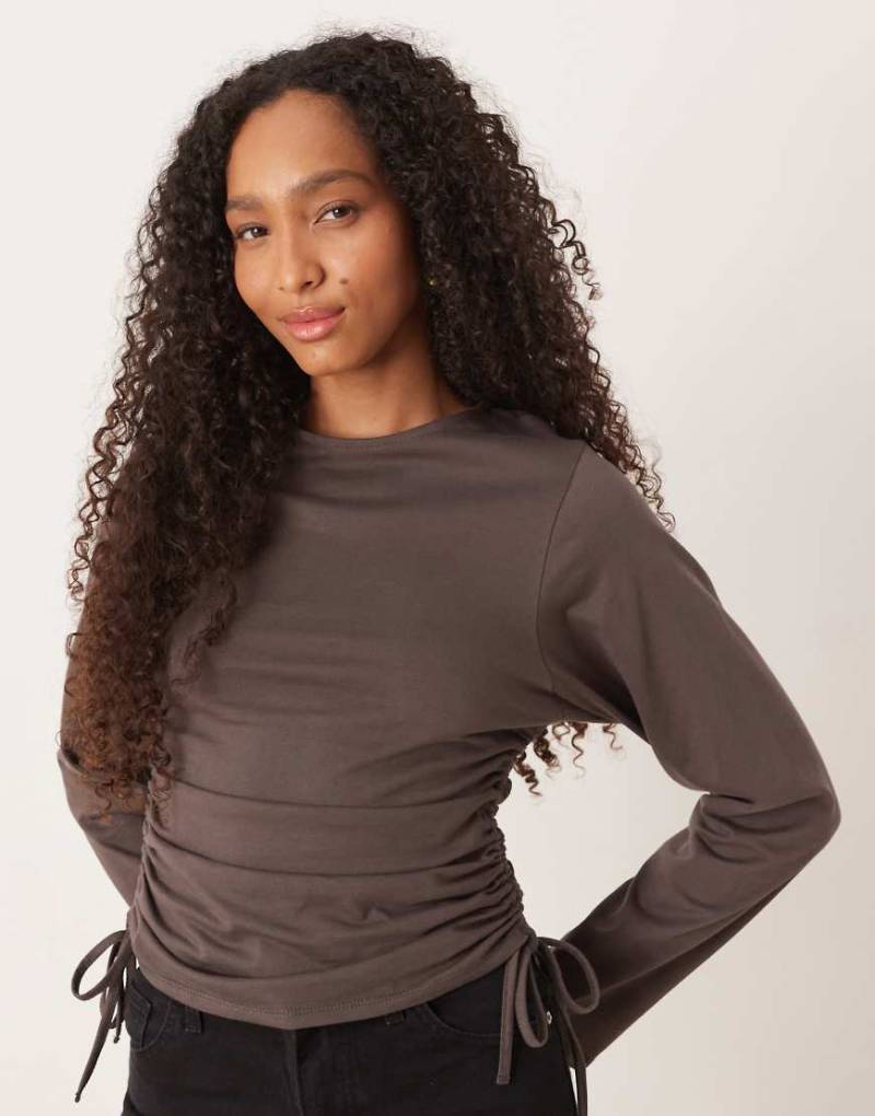 ASOS DESIGN - Langärmliges T-Shirt in Schokobraun mit seitlicher Raffung und Schnürung-Brown von ASOS DESIGN