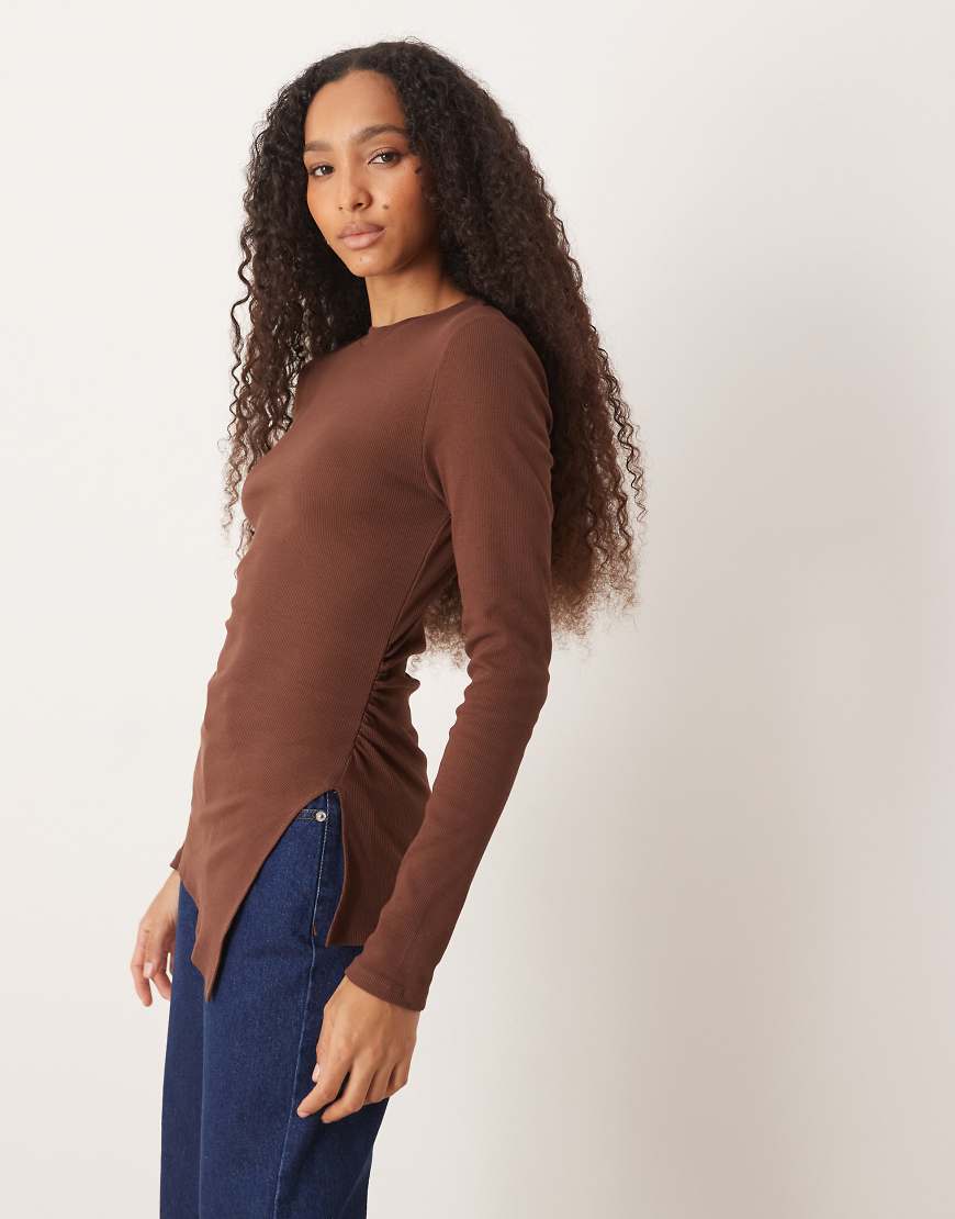 ASOS DESIGN - Langärmliges T-Shirt in Schokobraun mit taillierender Raffung-Brown von ASOS DESIGN