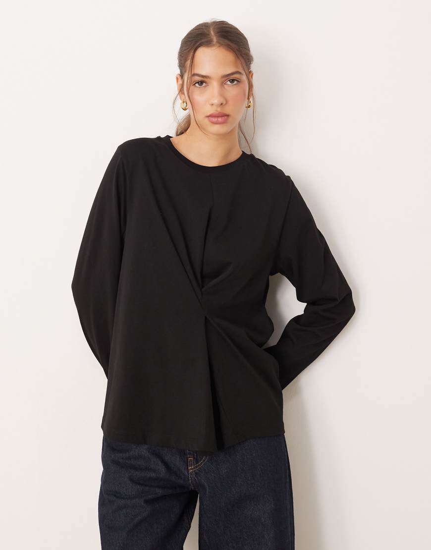 ASOS DESIGN - Langärmliges T-Shirt in Schwarz mit gefaltetem Detail von ASOS DESIGN