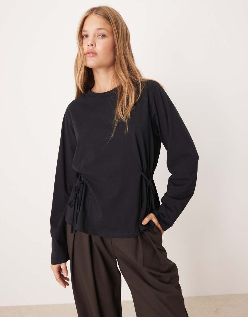 ASOS DESIGN - Langärmliges T-Shirt in Schwarz mit geraffter Seite mit Schnürung von ASOS DESIGN