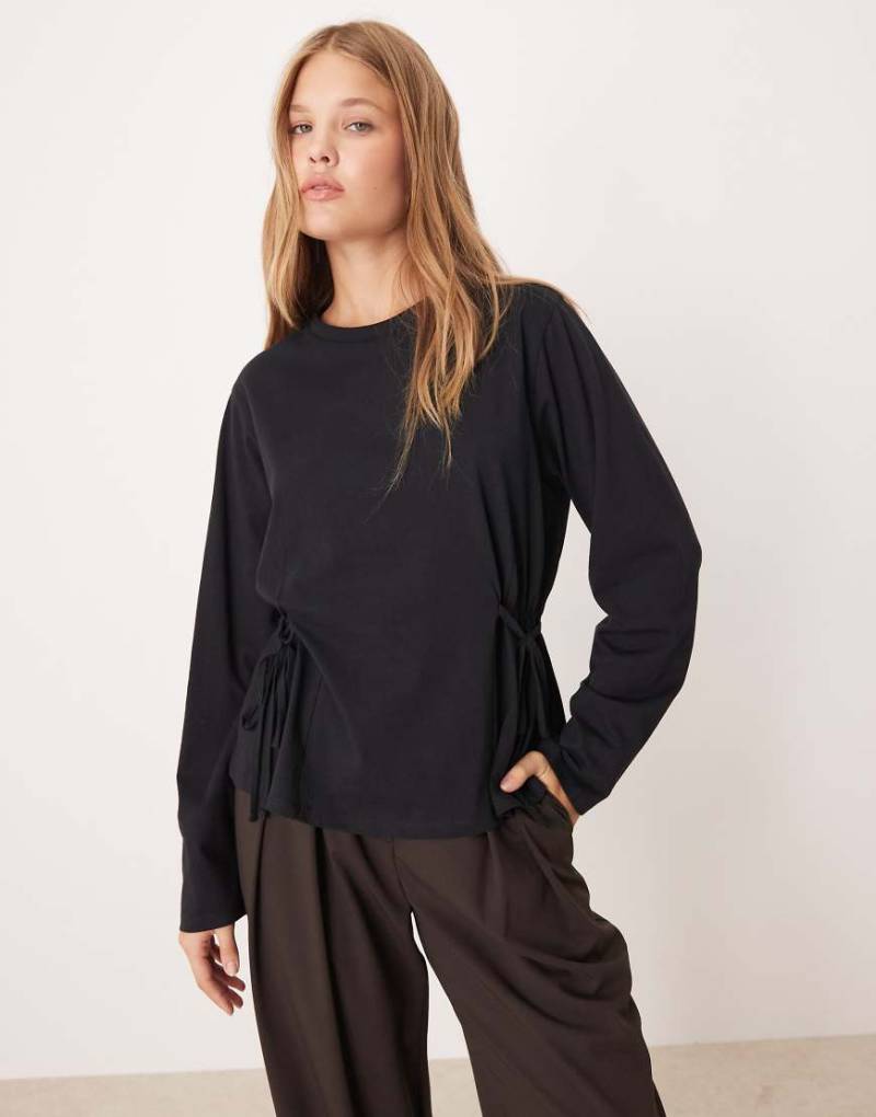 ASOS DESIGN - Langärmliges T-Shirt in Schwarz mit geraffter Seite mit Schnürung von ASOS DESIGN