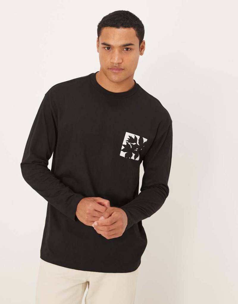 ASOS DESIGN - Langärmliges T-Shirt in Schwarz mit kleinem Blumen-Print auf der Brust von ASOS DESIGN
