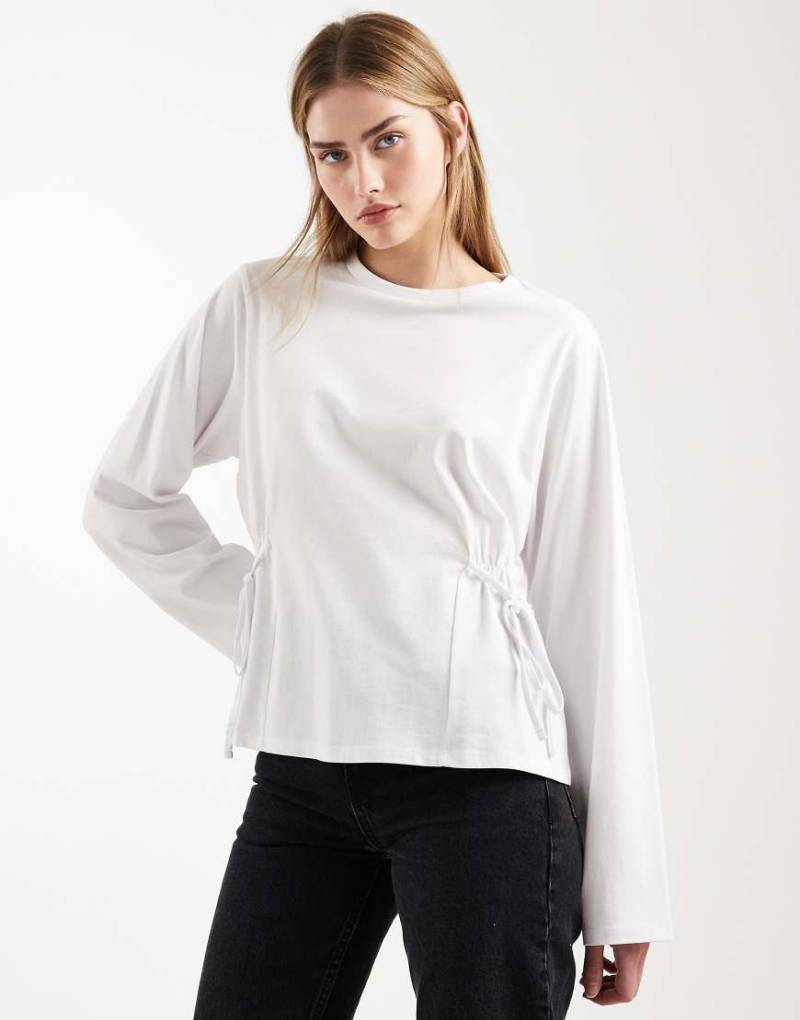 ASOS DESIGN - Langärmliges T-Shirt in Weiß mit geraffter Seite mit Schnürung von ASOS DESIGN