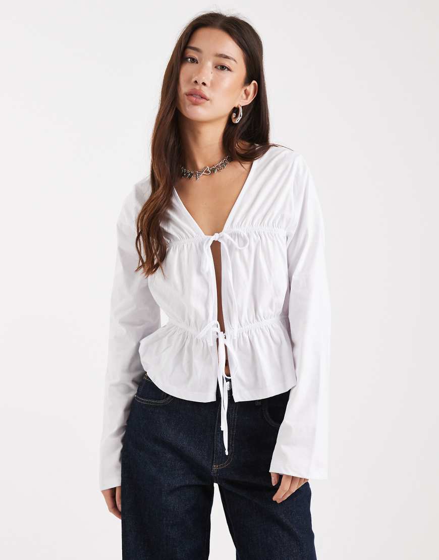 ASOS DESIGN - Langärmliges T-Shirt in Weiß mit geschnürten Partien von ASOS DESIGN