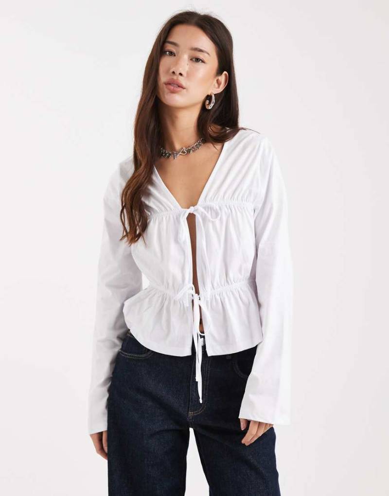 ASOS DESIGN - Langärmliges T-Shirt in Weiß mit geschnürten Partien von ASOS DESIGN