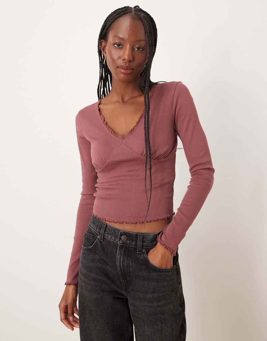 ASOS DESIGN - Langärmliges T-Shirt in dunklem Altrosa mit Spitzendetail und V-Ausschnitt-Rot von ASOS DESIGN