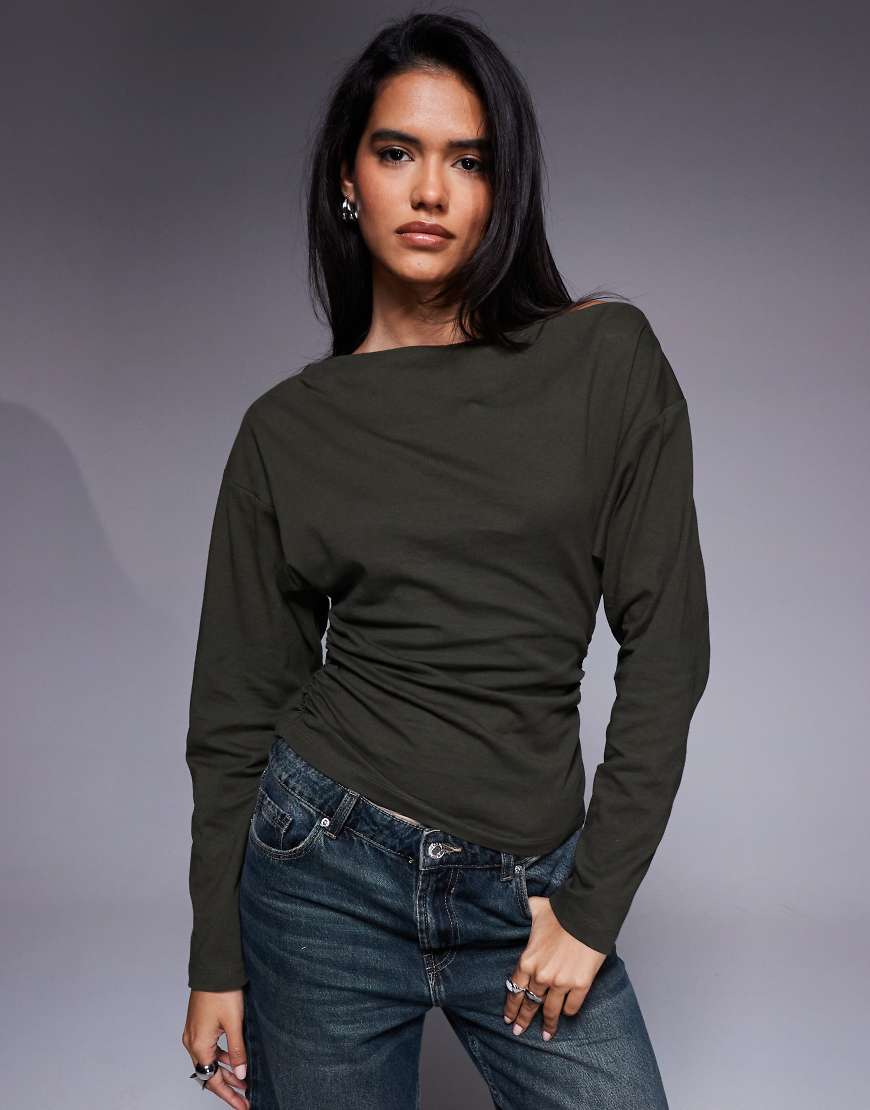 ASOS DESIGN - Langärmliges T-Shirt in dunklem Olivgrün mit seitlicher Raffung ASOS DESIGN - Langärmliges T-Shirt in dunklem Olivgrün mit seitlicher Raffung von ASOS DESIGN