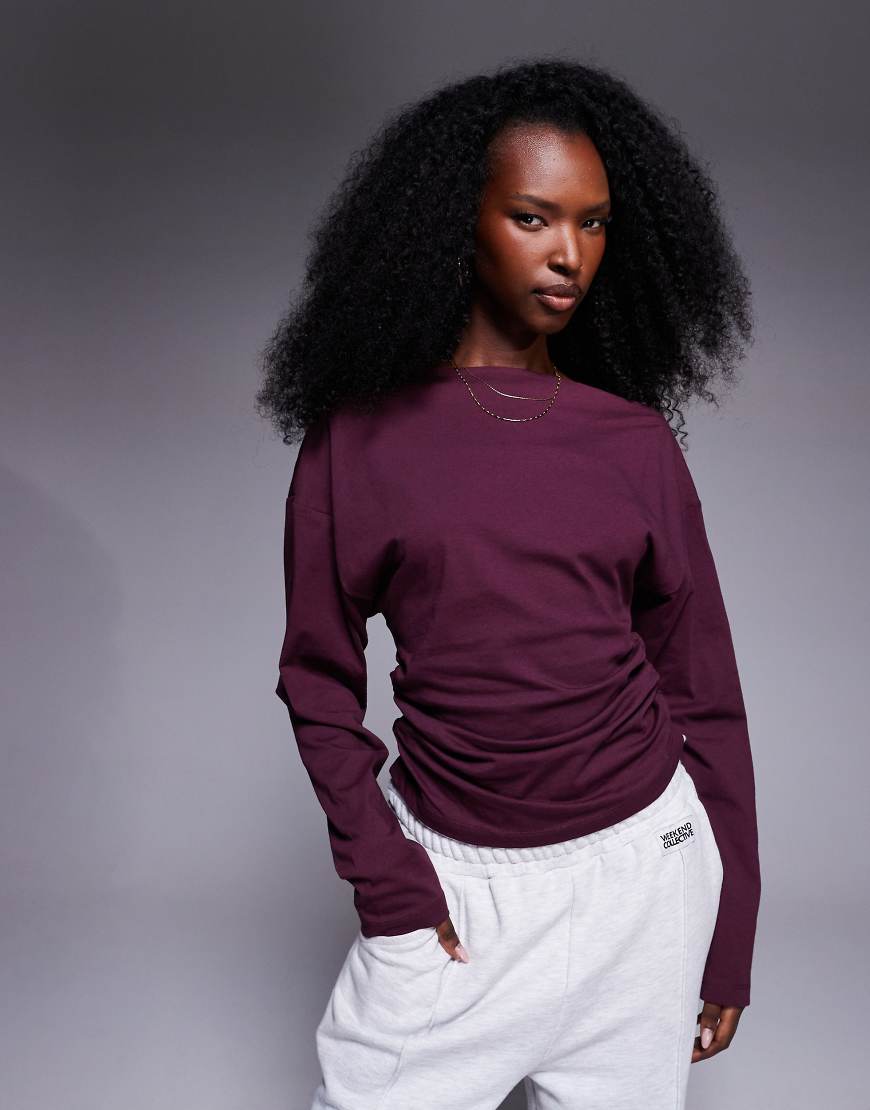 ASOS DESIGN - Langärmliges T-Shirt in dunklem Pflaumenlila mit seitlicher Raffung ASOS DESIGN - Langärmliges T-Shirt in dunklem Pflaumenlila mit seitlicher Raffung von ASOS DESIGN