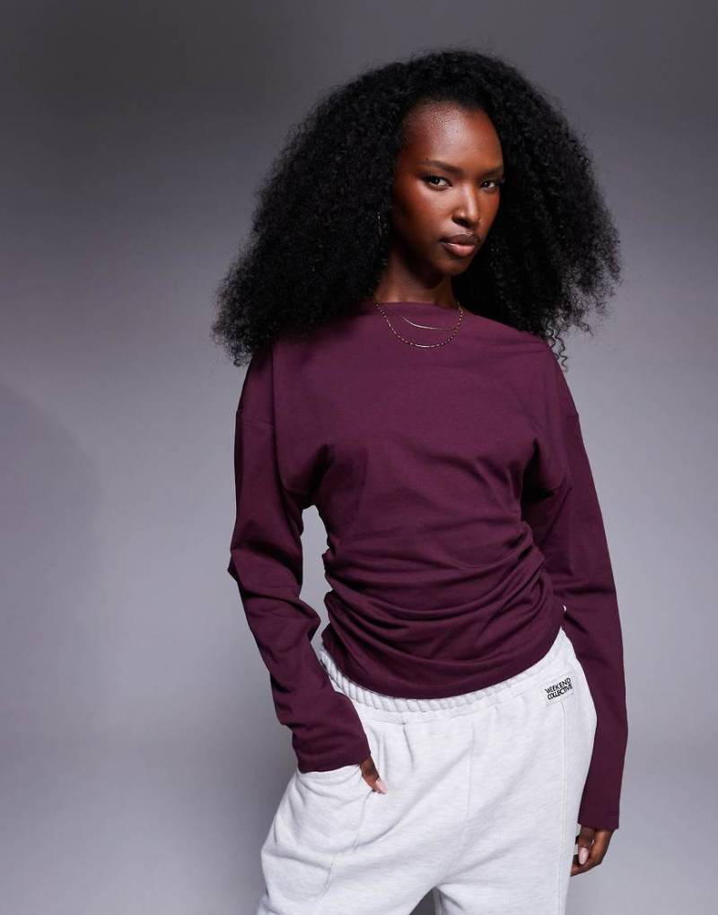 ASOS DESIGN - Langärmliges T-Shirt in dunklem Pflaumenlila mit seitlicher Raffung ASOS DESIGN - Langärmliges T-Shirt in dunklem Pflaumenlila mit seitlicher Raffung von ASOS DESIGN