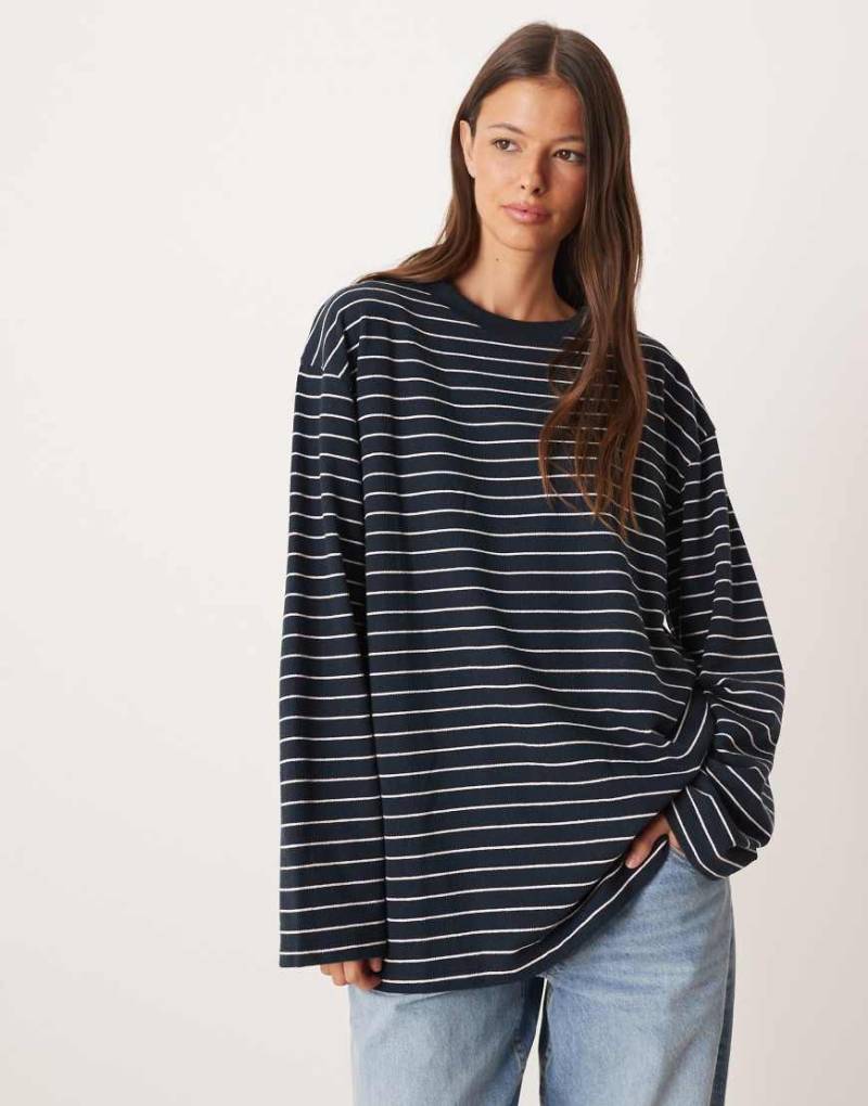 ASOS DESIGN - Langärmliges T-Shirt mit Strukturstreifen in Marineblau and Weiß ASOS DESIGN - Langärmliges T-Shirt mit Strukturstreifen in Marineblau and Weiß von ASOS DESIGN