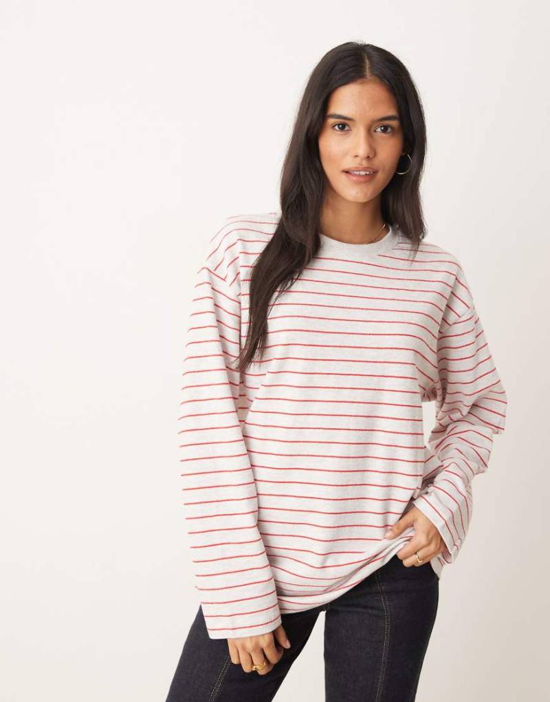 ASOS DESIGN - Langärmliges T-Shirt mit Strukturstreifen in Rot und Weiß-Grau von ASOS DESIGN