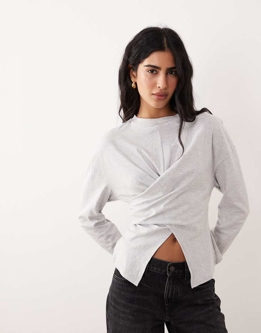 ASOS DESIGN - Langärmliges Wickel-T-Shirt in Grau meliert von ASOS DESIGN