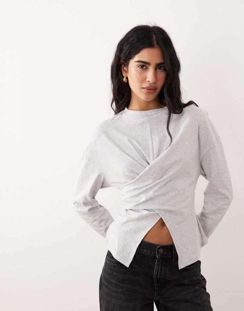 ASOS DESIGN - Langärmliges Wickel-T-Shirt in Grau meliert von ASOS DESIGN