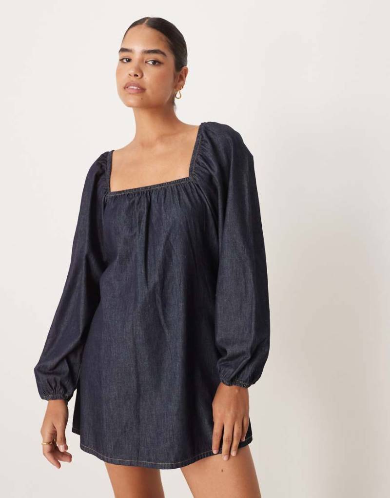 ASOS DESIGN - Langärmliges ausgestelltes Hemdblusenkleid aus Denim in Rinse-Waschung-Blau von ASOS DESIGN