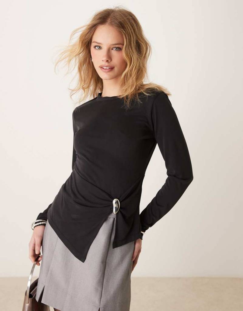 ASOS DESIGN - Langärmliges gerafftes Top aus Modal in Schwarz mit silberner Verzierung von ASOS DESIGN