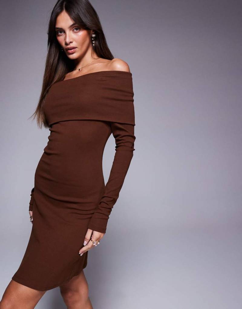 ASOS DESIGN - Langärmliges geripptes Minikleid in Braun mit Carmen-Ausschnitt von ASOS DESIGN