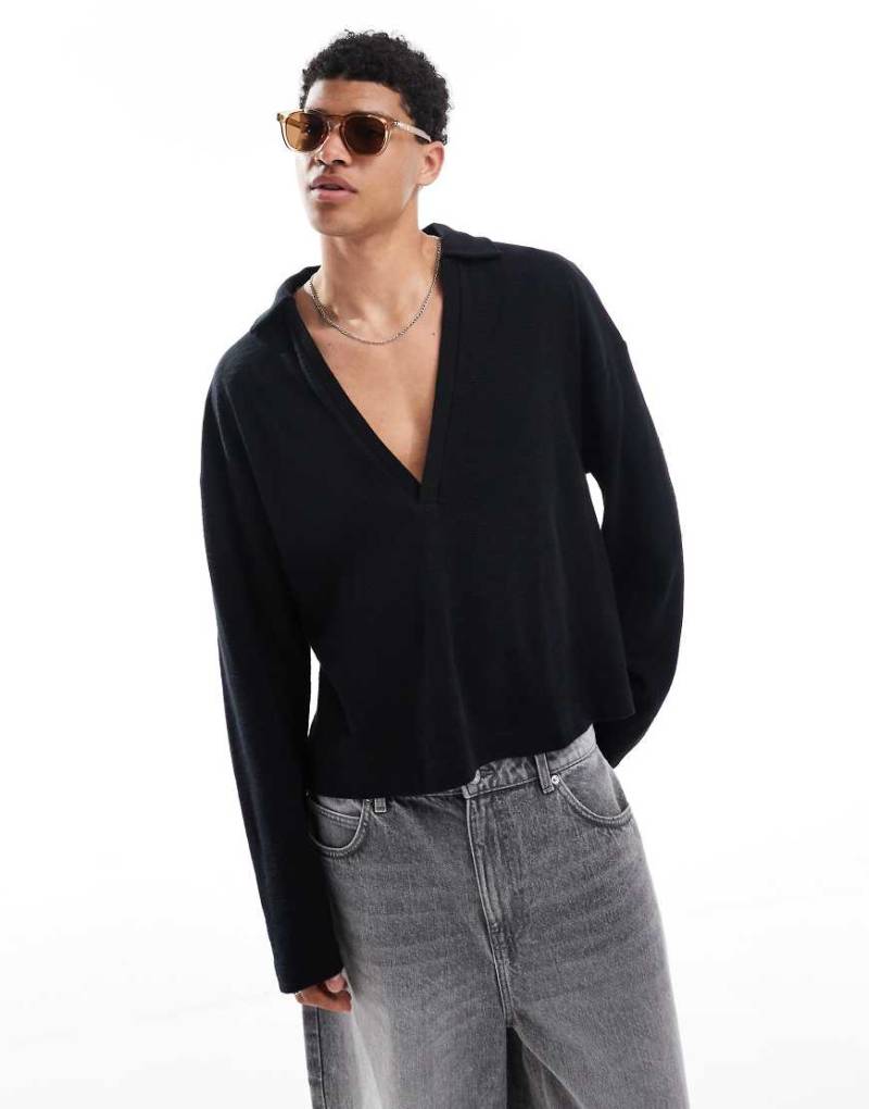 ASOS DESIGN - Langärmliges, strukturiertes Oversize-Polohemd in Schwarz mit tiefem V-Ausschnitt und kastiger Passform von ASOS DESIGN