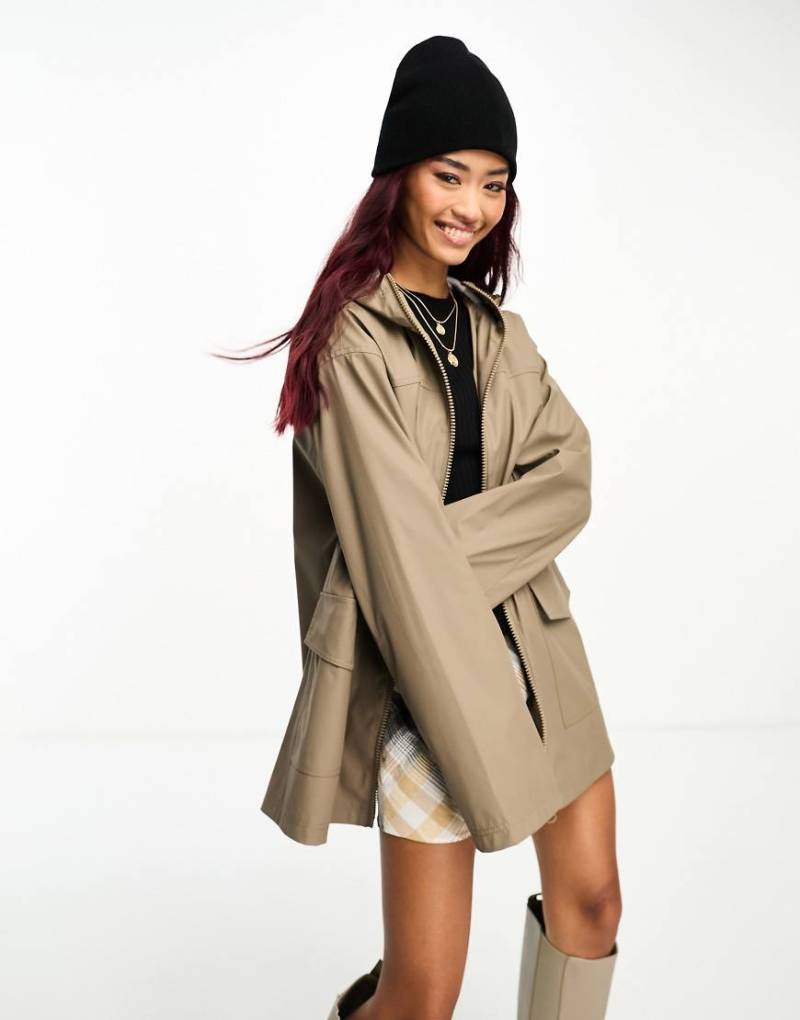 ASOS DESIGN - Lange, gummierte Regenjacke in Braun von ASOS DESIGN