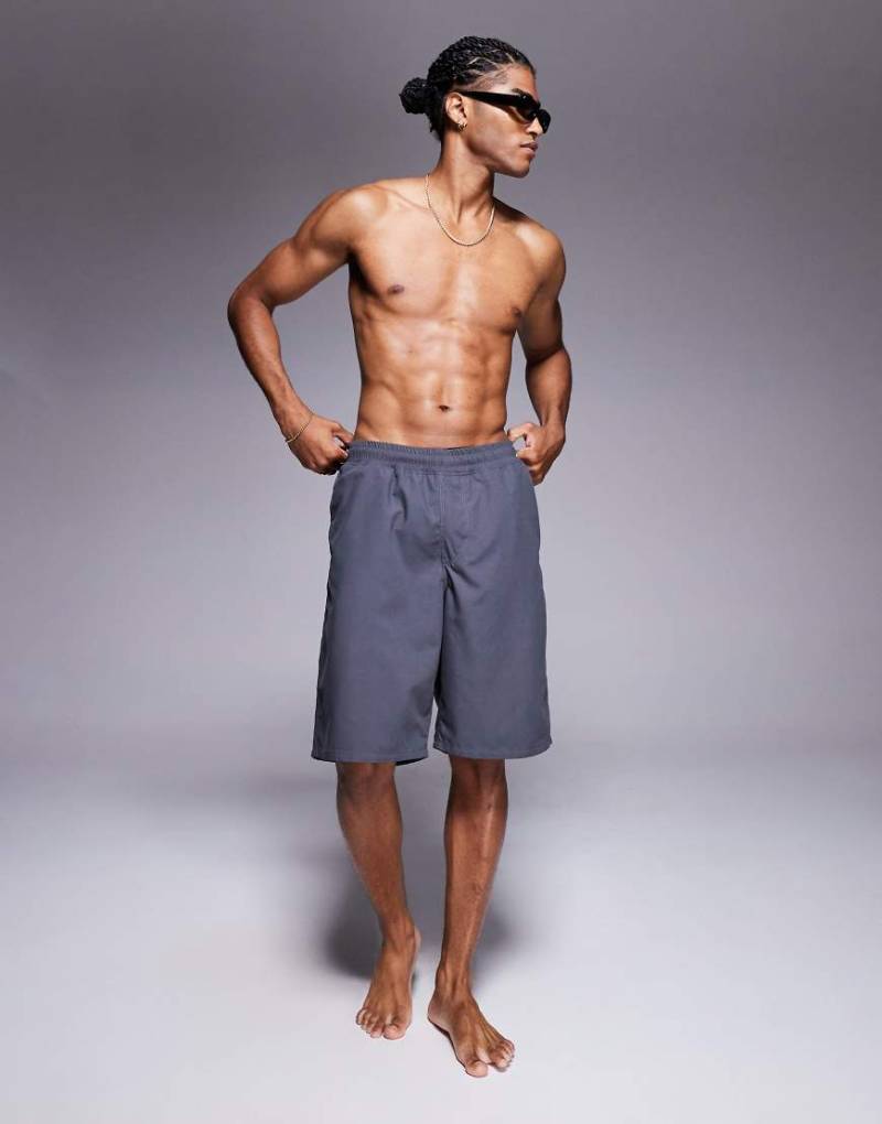 ASOS DESIGN - Lange Badeshorts in Anthrazit-Grau von ASOS DESIGN
