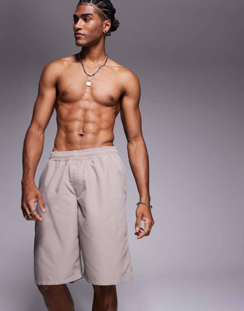 ASOS DESIGN - Lange Badeshorts in Beige-Grau von ASOS DESIGN