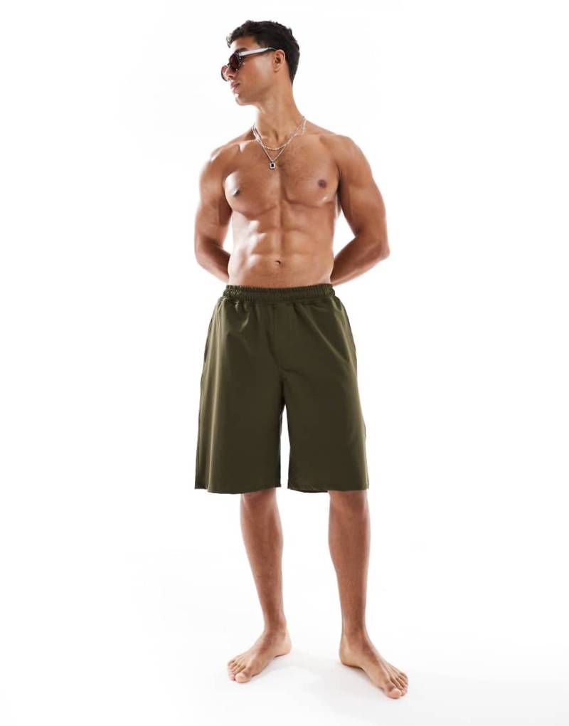 ASOS DESIGN - Lange Badeshorts in Grün-Neutral von ASOS DESIGN