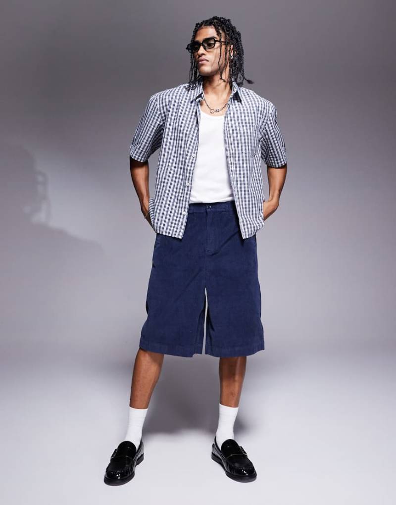 ASOS DESIGN - Lange Cord-Shorts in Marineblau von ASOS DESIGN
