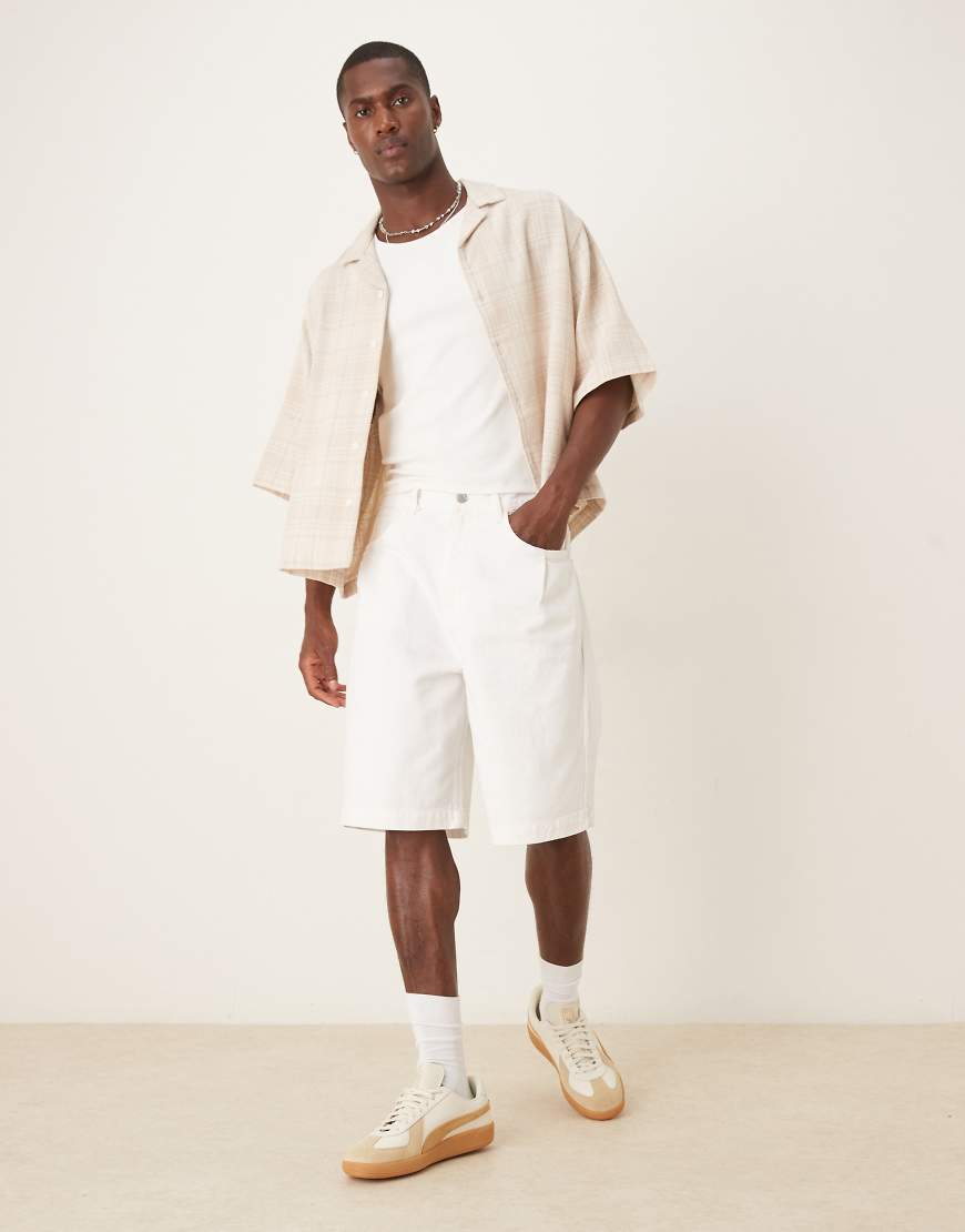 ASOS DESIGN - Lange Denim-Jorts in Weiß mit Bundfalten ASOS DESIGN - Lange Denim-Jorts in Weiß mit Bundfalten von ASOS DESIGN