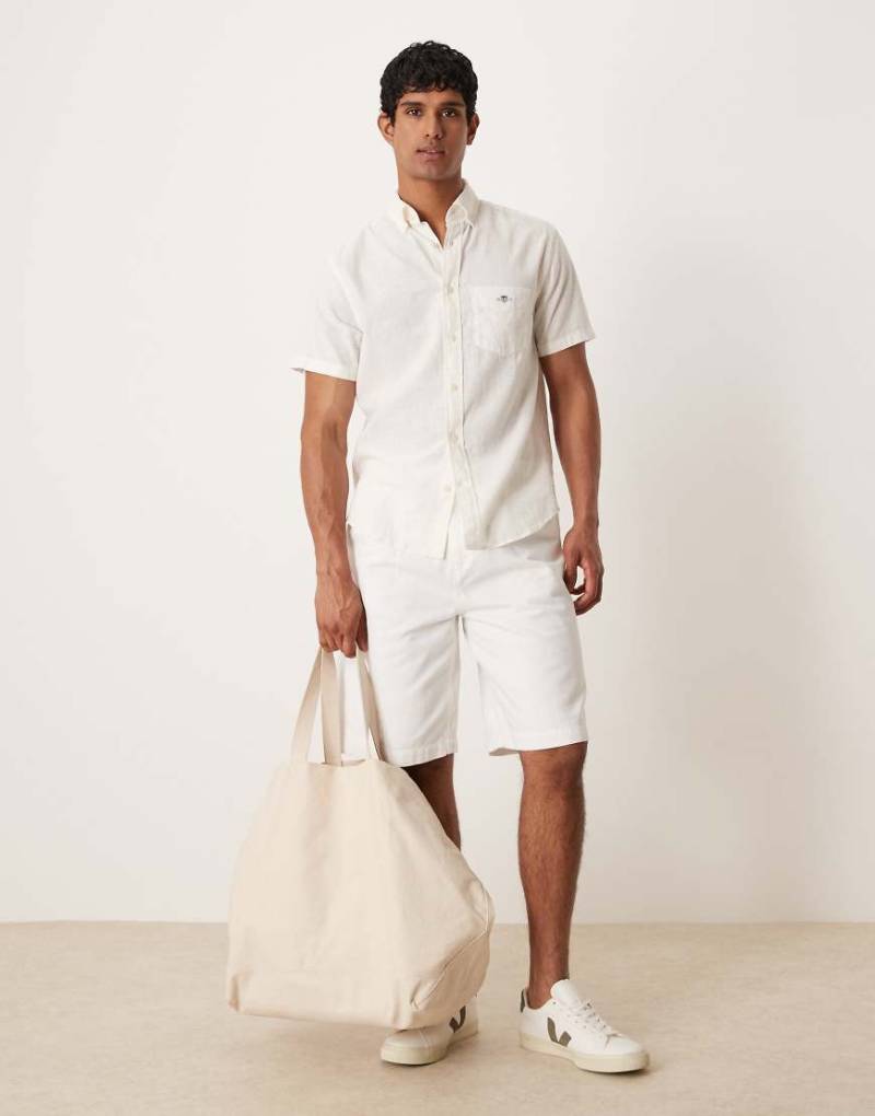 ASOS DESIGN - Lange Denim-Jorts in Weiß mit spitz zulaufenden Falten ASOS DESIGN - Lange Denim-Jorts in Weiß mit spitz zulaufenden Falten von ASOS DESIGN