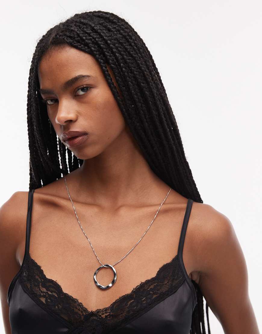 ASOS DESIGN - Lange Halskette in Silberoptik mit rundem Anhänger von ASOS DESIGN