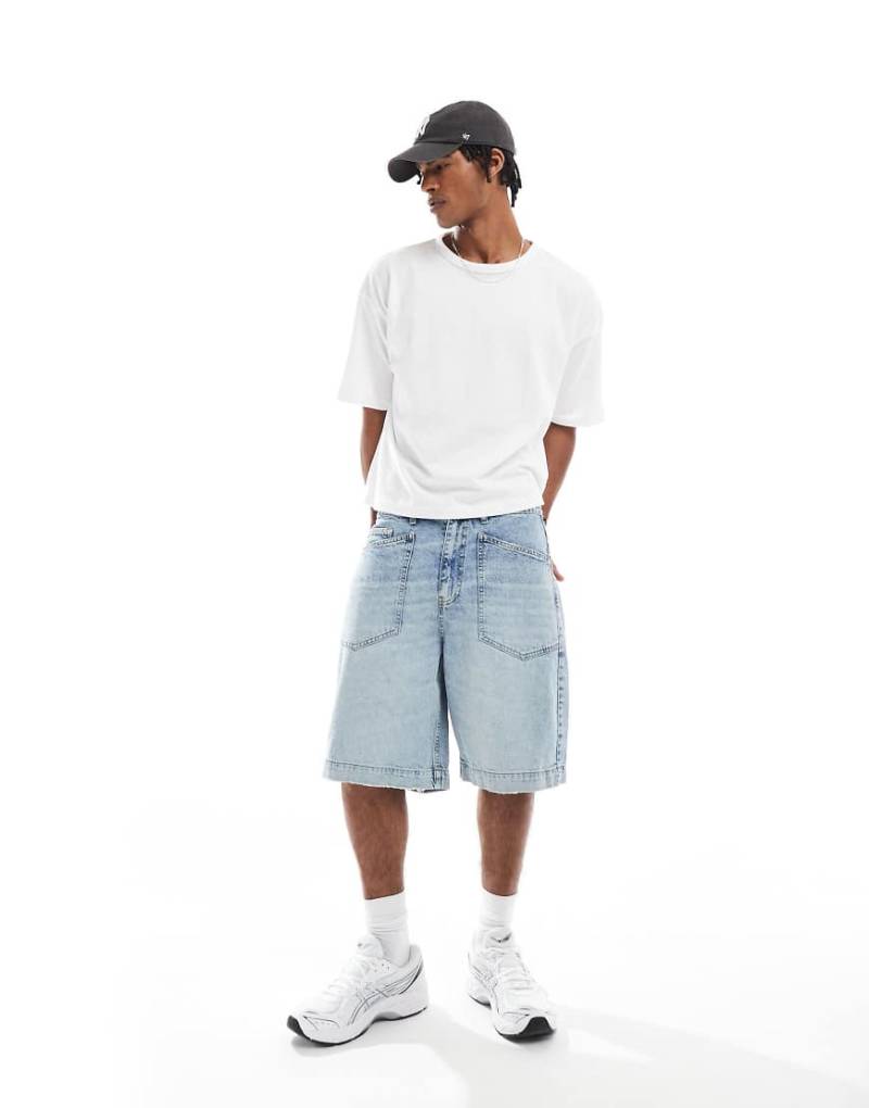 ASOS DESIGN - Lange Jeans-Fatigue-Jorts in verwaschenem Hellblau von ASOS DESIGN