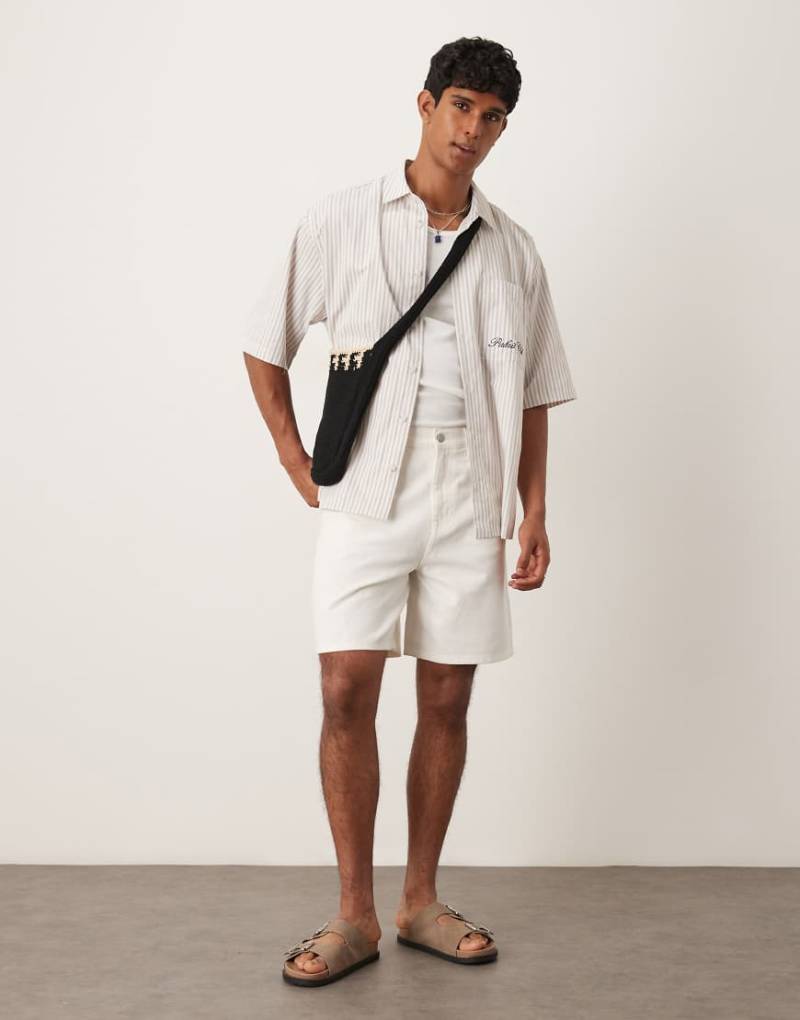 ASOS DESIGN - Lange Jeans-Jorts in Ecru-Weiß von ASOS DESIGN