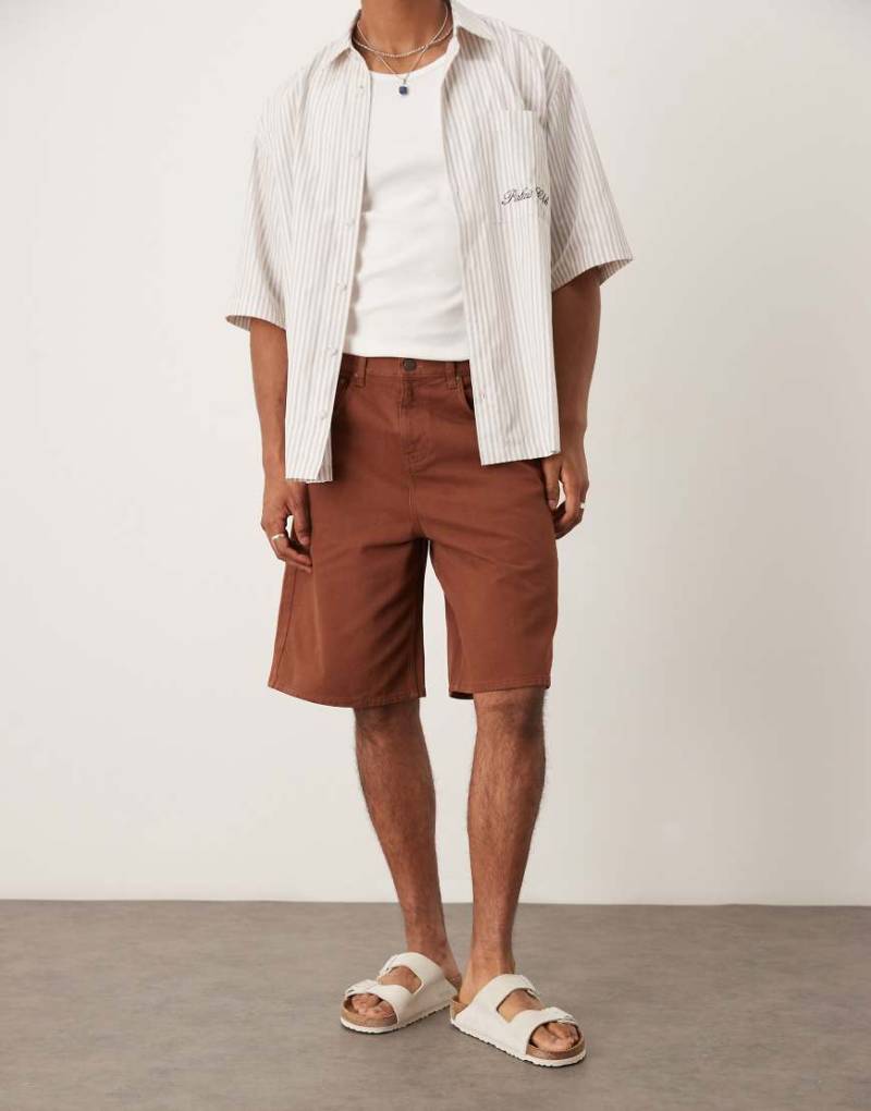ASOS DESIGN - Lange Jeans-Jorts in Braun von ASOS DESIGN