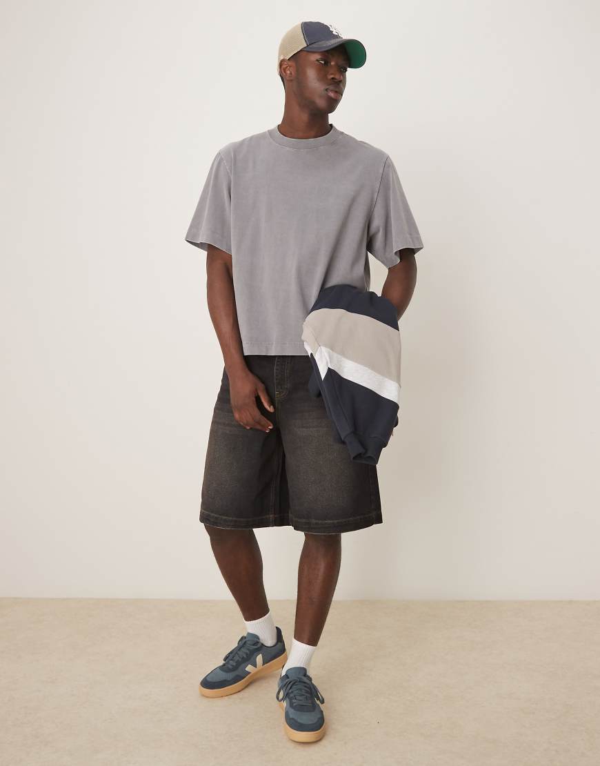 ASOS DESIGN - Lange Jeans-Jorts in Waschung mit Braunstich ASOS DESIGN - Lange Jeans-Jorts in Waschung mit Braunstich von ASOS DESIGN
