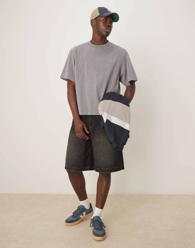 ASOS DESIGN - Lange Jeans-Jorts in Waschung mit Braunstich von ASOS DESIGN