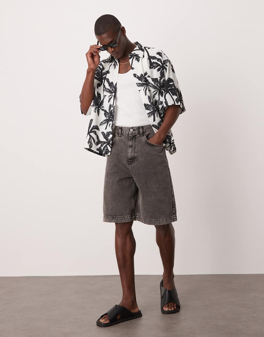 ASOS DESIGN - Lange Jeans-Jorts in brauner Waschung von ASOS DESIGN