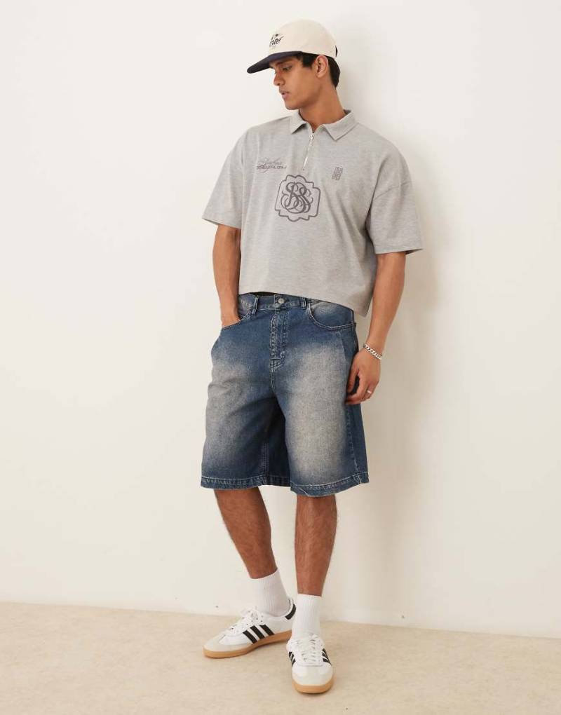 ASOS DESIGN - Lange Jeans-Jorts in mittelblauer Waschung mit Falten-Tasche von ASOS DESIGN