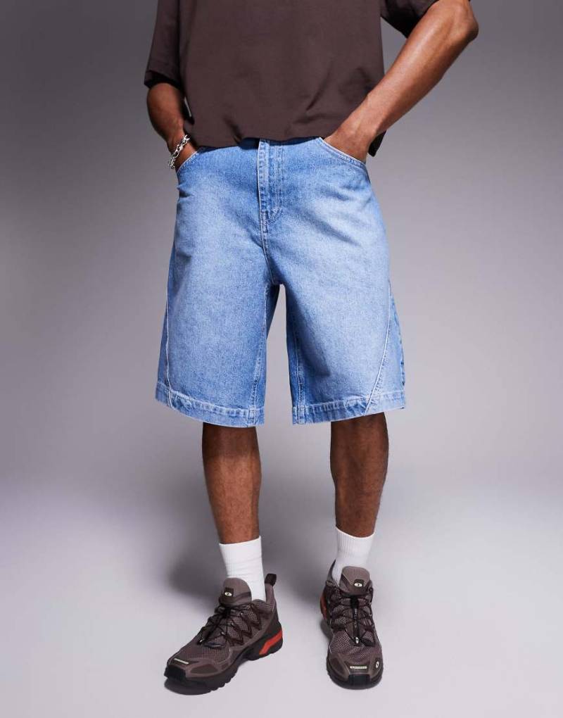 ASOS DESIGN - Lange Jeans-Jorts in verwaschenem Hellblau mit verdrehter Naht von ASOS DESIGN