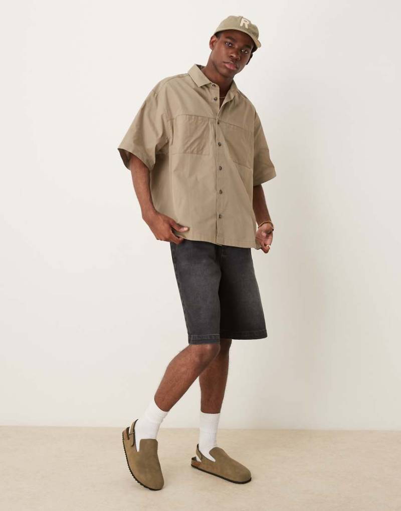 ASOS DESIGN - Lange Jeans-Jorts in verwaschenem Schwarz von ASOS DESIGN