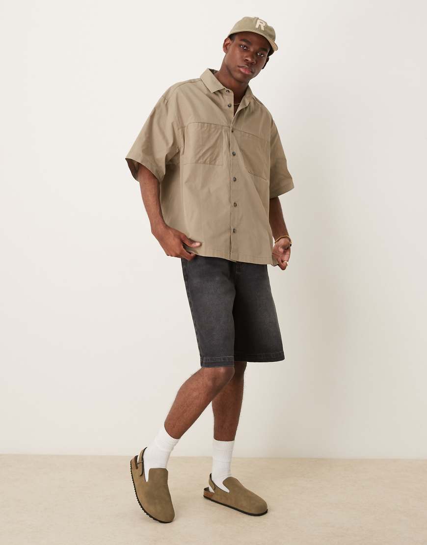 ASOS DESIGN - Lange Jeans-Jorts in verwaschenem Schwarz ASOS DESIGN - Lange Jeans-Jorts in verwaschenem Schwarz von ASOS DESIGN