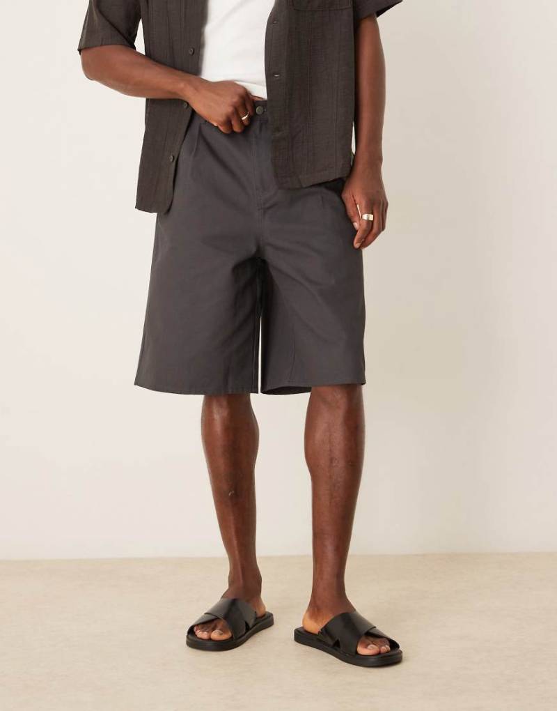 ASOS DESIGN - Lange Shorts in Anthrazit mit Bundfalten-Grau von ASOS DESIGN