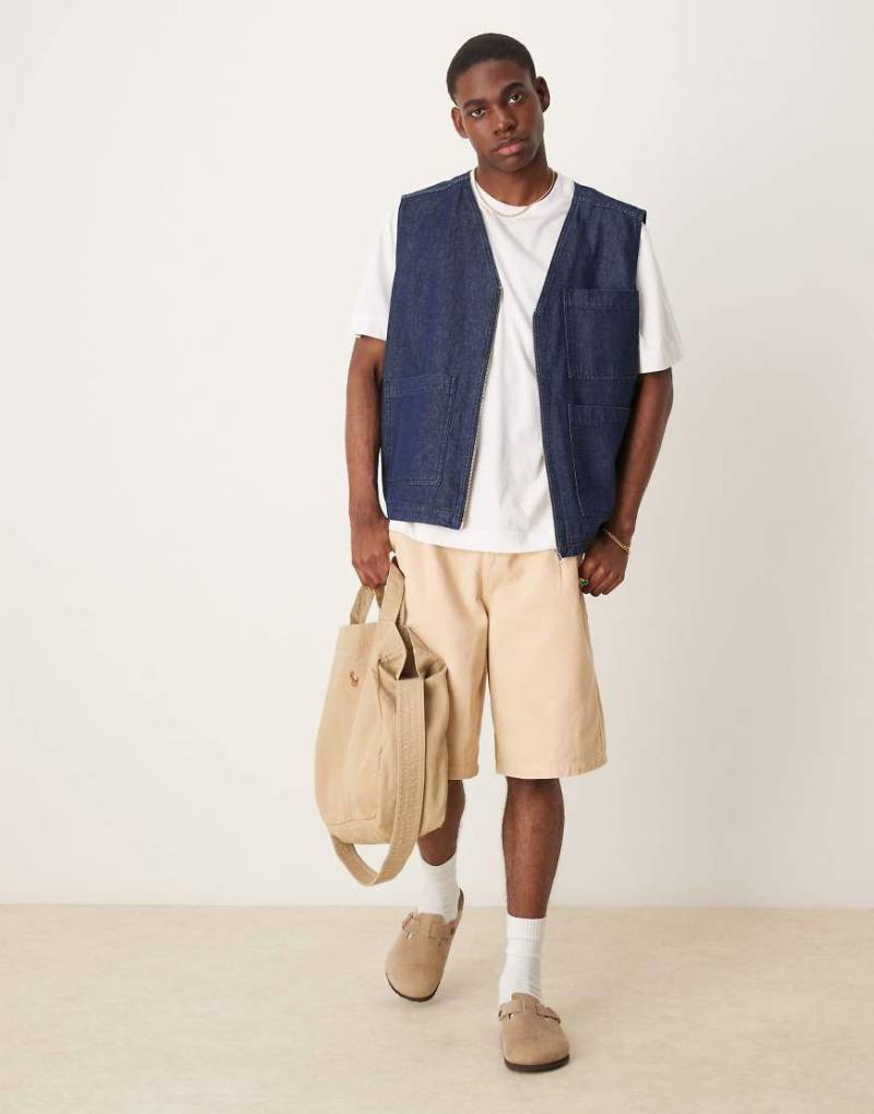 ASOS DESIGN - Lange Shorts in Beige mit Bundfalten-Neutral von ASOS DESIGN