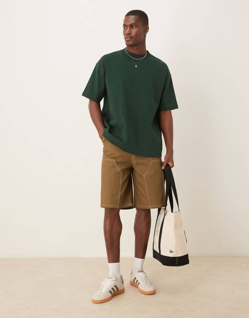 ASOS DESIGN - Lange Shorts in Braun mit Carpenter-Details von ASOS DESIGN