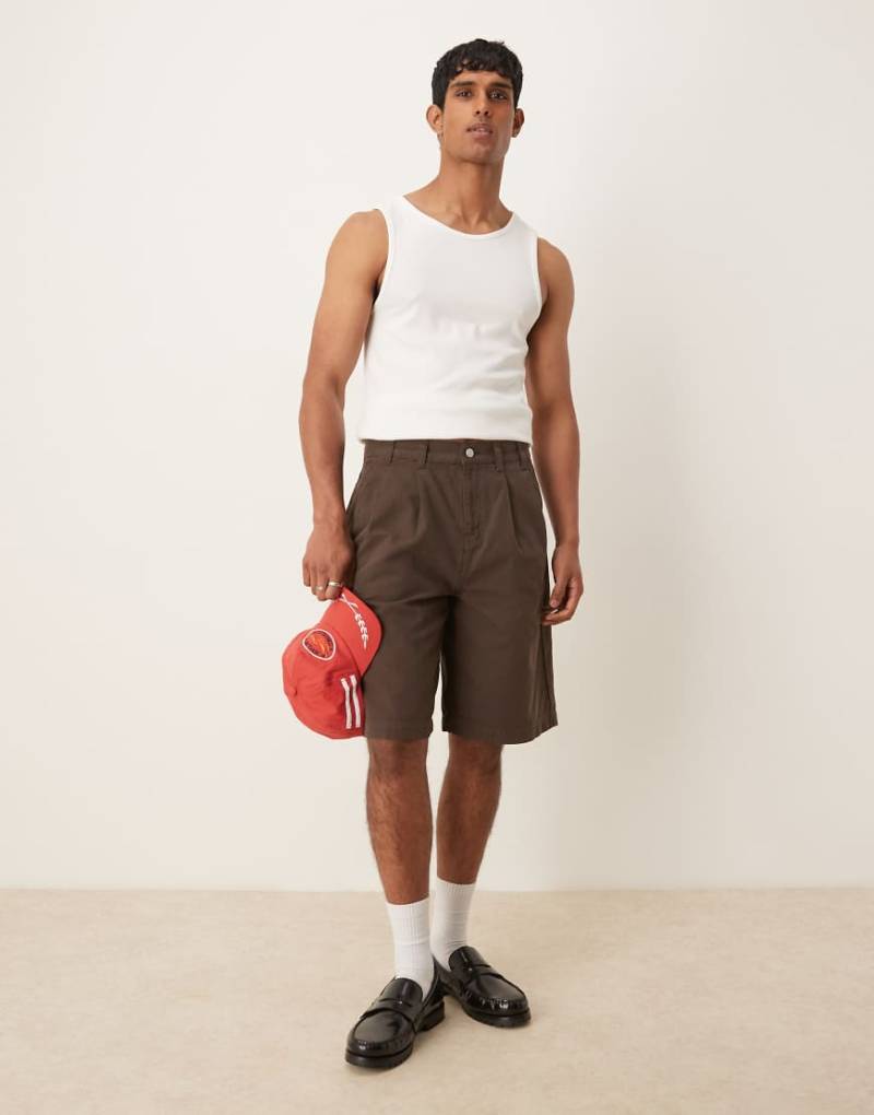 ASOS DESIGN - Lange Shorts in Braun mit doppelten Bundfalten von ASOS DESIGN