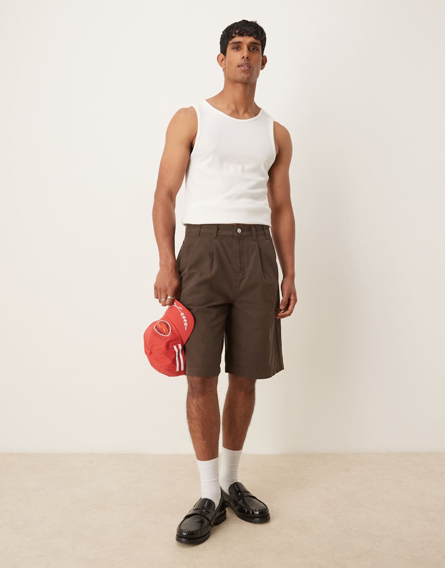 ASOS DESIGN - Lange Shorts in Braun mit doppelten Bundfalten von ASOS DESIGN