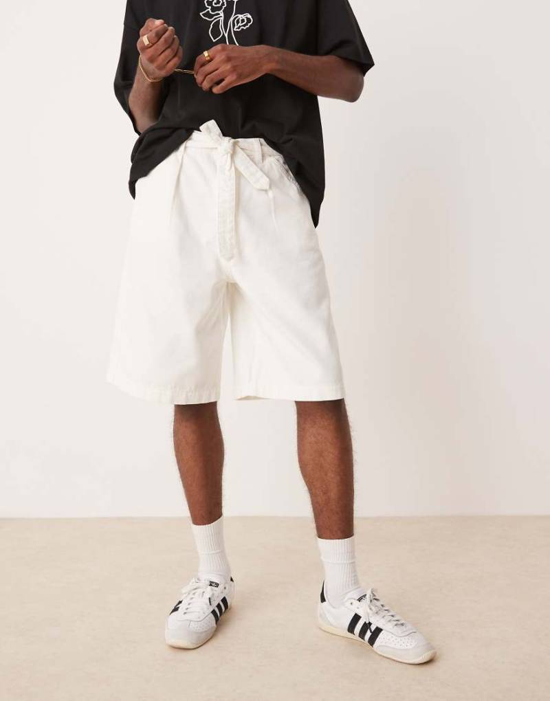 ASOS DESIGN - Lange Shorts in Ecru mit Bundfalten und Bindedetail-Weiß ASOS DESIGN - Lange Shorts in Ecru mit Bundfalten und Bindedetail-Weiß von ASOS DESIGN